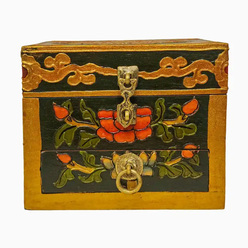 Boîte rituelle en bois tibétain avec peintures colorées