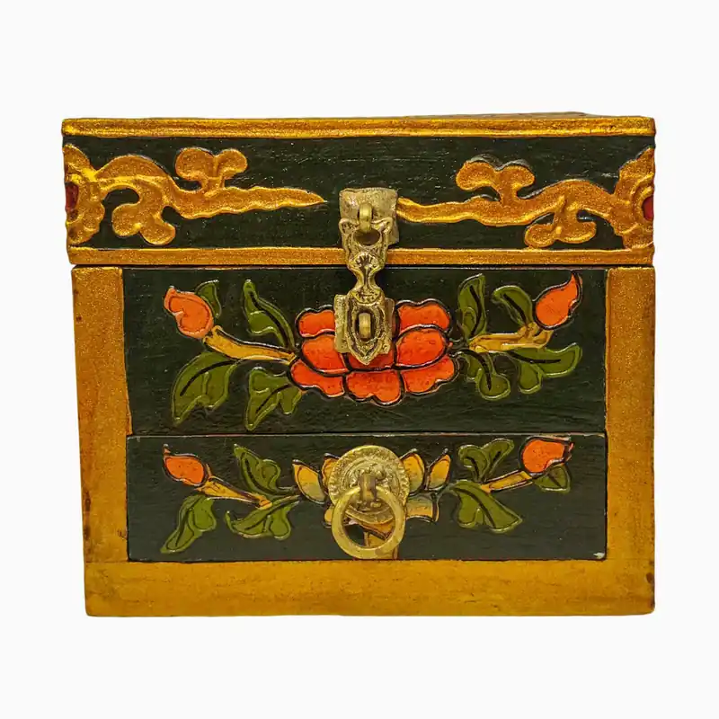 Boîte rituelle en bois tibétaine avec des couleurs traditionnelles