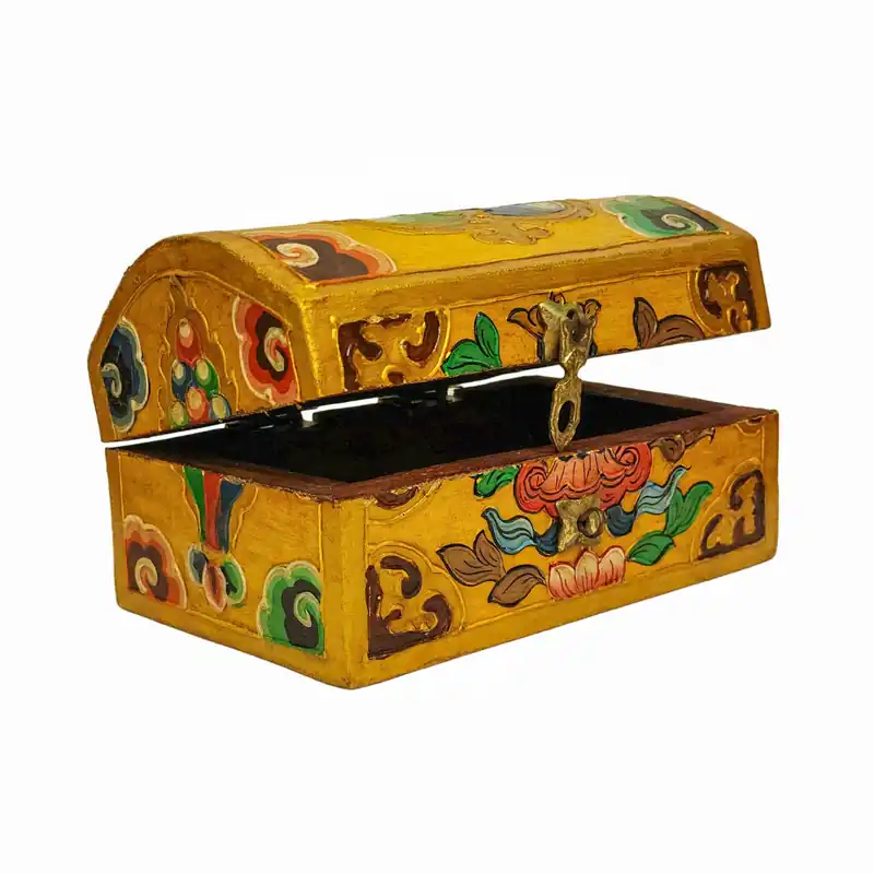 Coffre ritueltibétain en bois avec des sculpturesintriquées