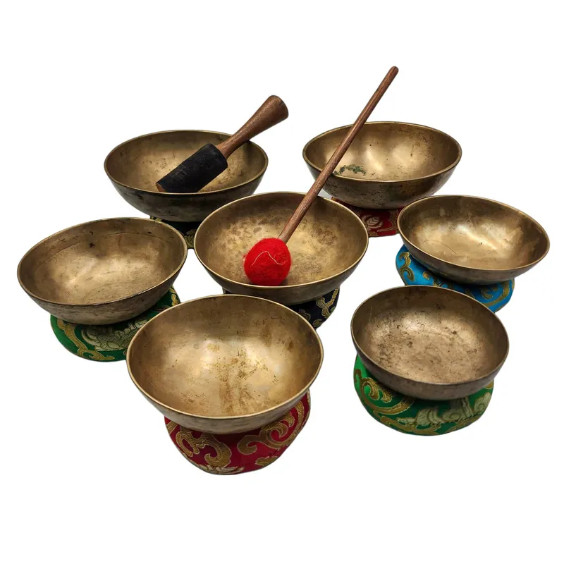 Ensemble de sept bols chantants en bronze des chakras