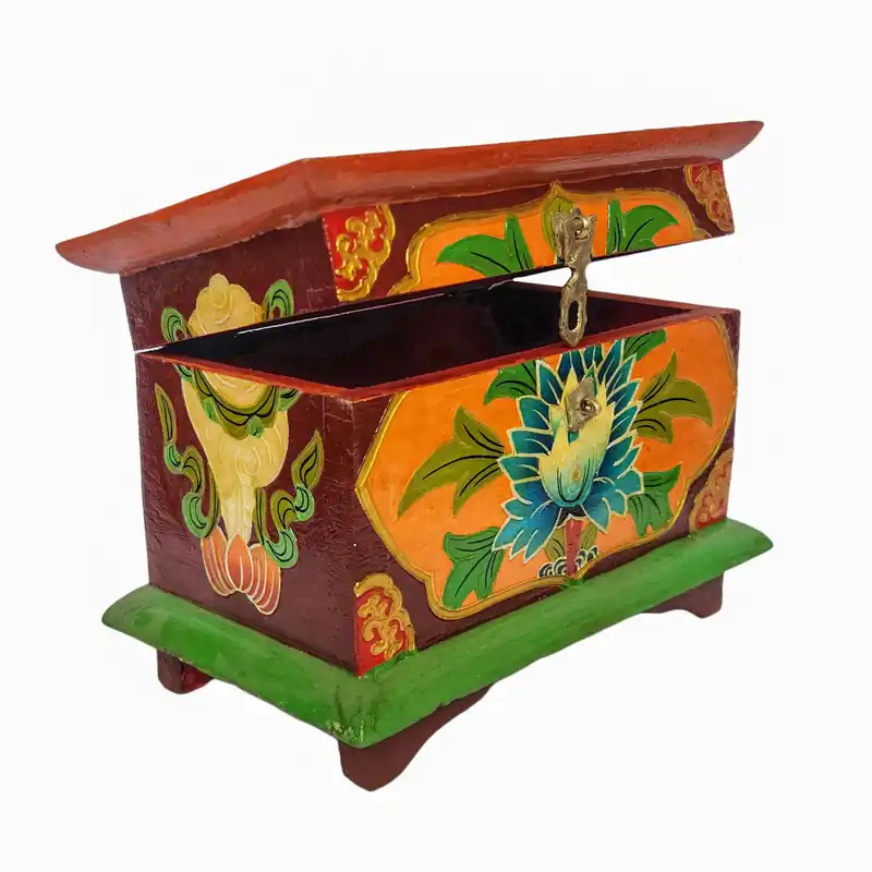 Boîte rituelle en bois tibétaine pour les pratiques du Vajrayana