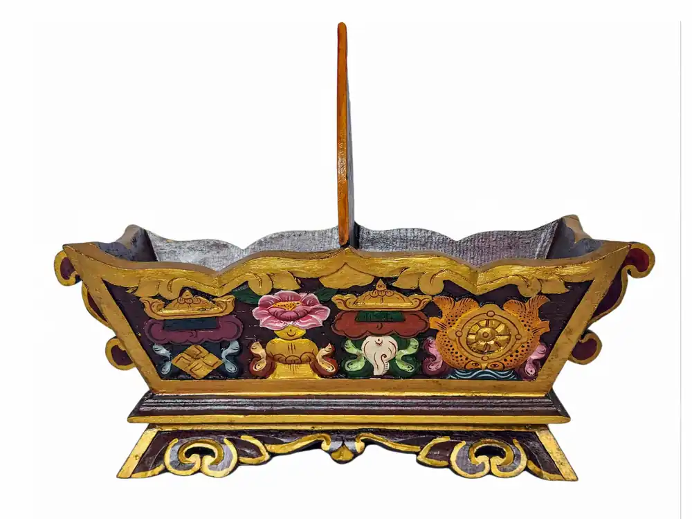 Boîte rituelle en bois tibétain sculptée