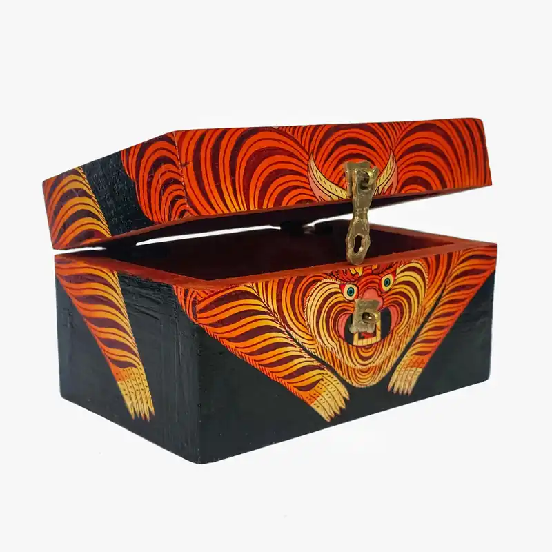 Boîte rituelle en bois tibétaine avec des designs complexes
