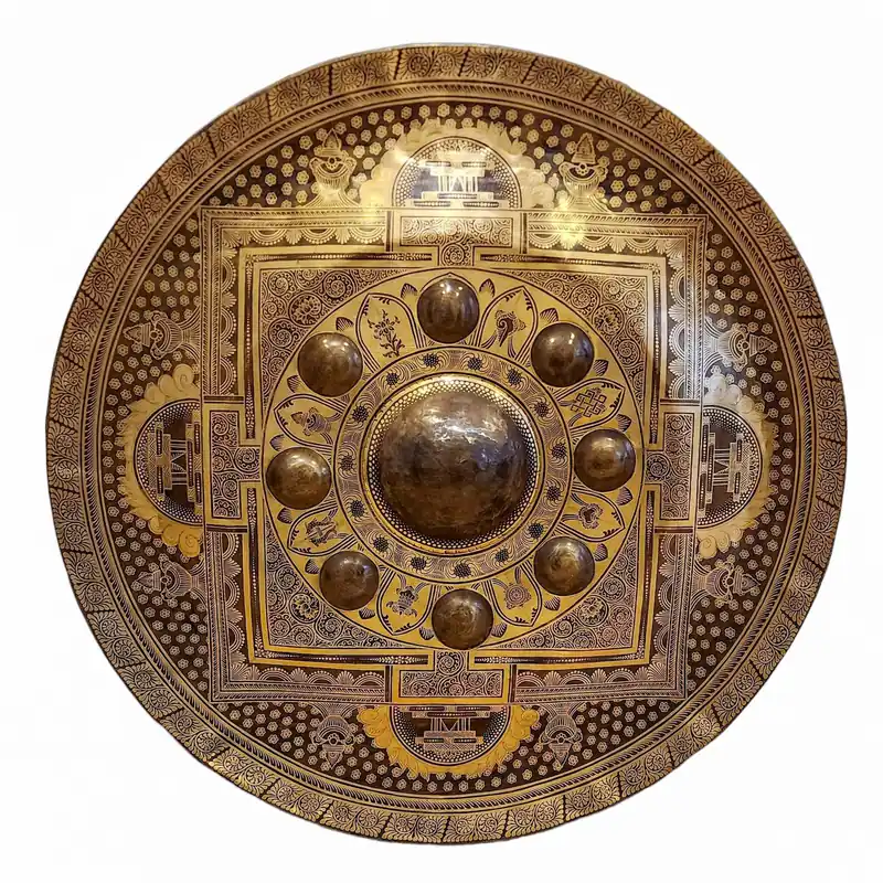 Gong birman présentant un design mandala gravé intricatement