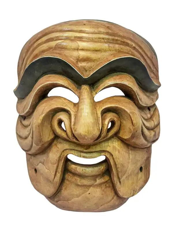 Masque tribal en bois accroché au mur du Népal