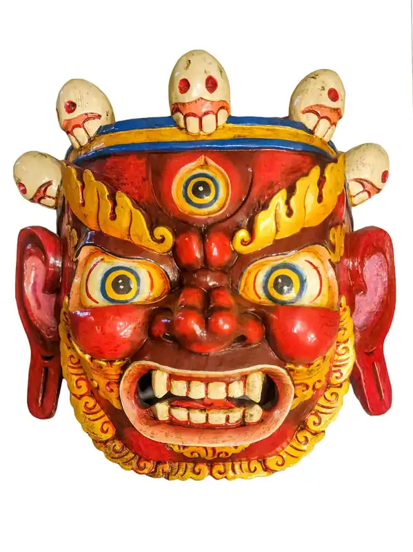 Masque en bois de Bhairav accroché au mur du Népal