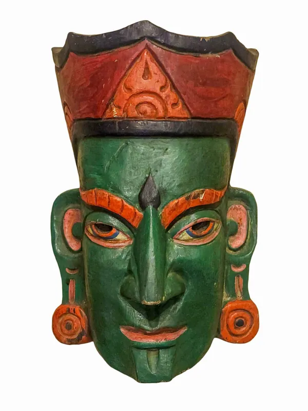 Masque en bois de Padmasambhava accroché au mur