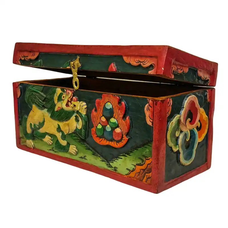 Boîte rituelle en bois tibétain avec motifs traditionnels