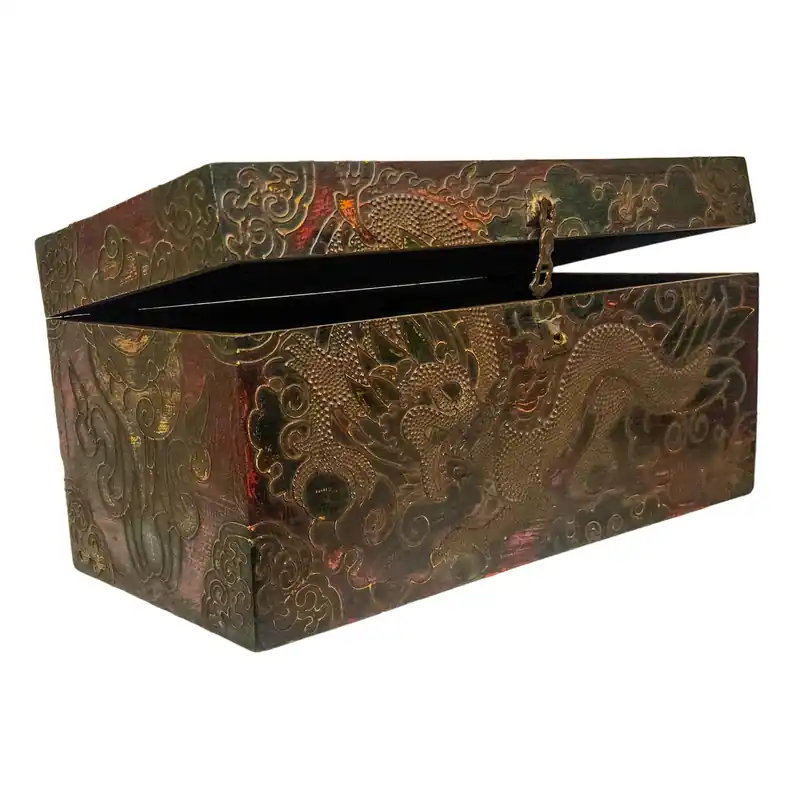 Boîte rituelle tibétaine en bois avec peinture en couleurs