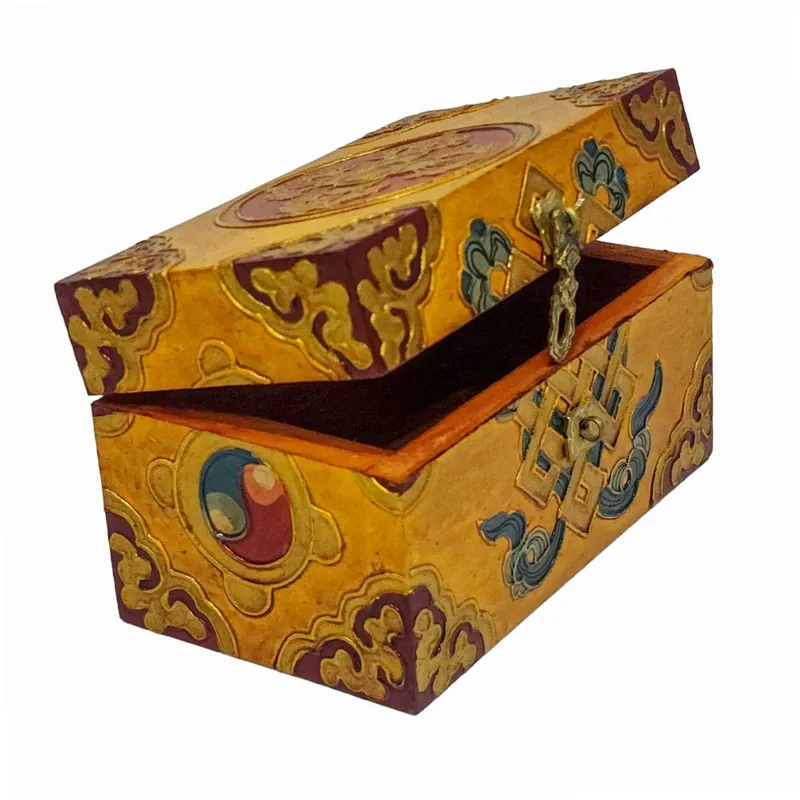Boîte rituelle tibétaine en bois avec finition traditionnelle