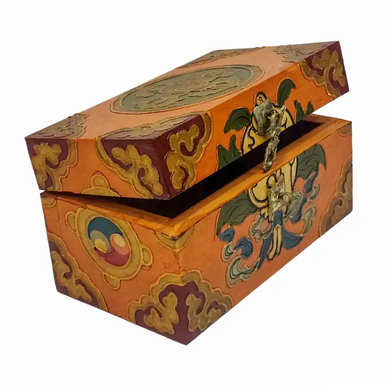 Boîte rituelle tibétaine en bois avec une finition colorée