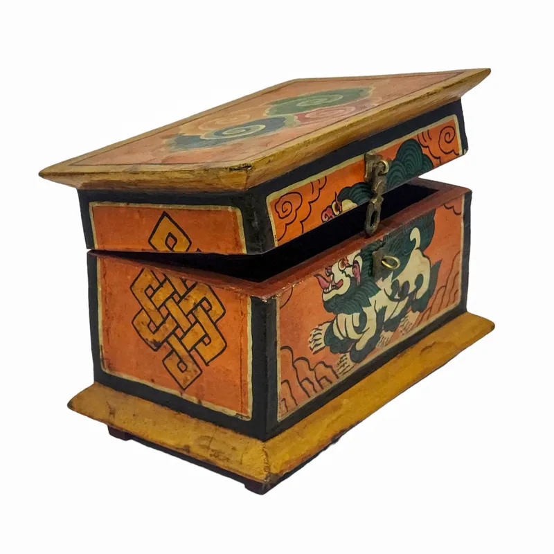 Boîte rituelle en bois tibétain avec un design coloré