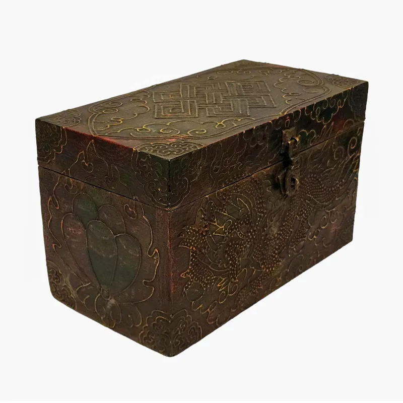 Coffre au trésor tibétain en bois avec des sculptures et des peintures détaillées
