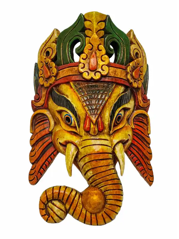 Masque en bois de Ganesh accroché au mur en bois de peuplier