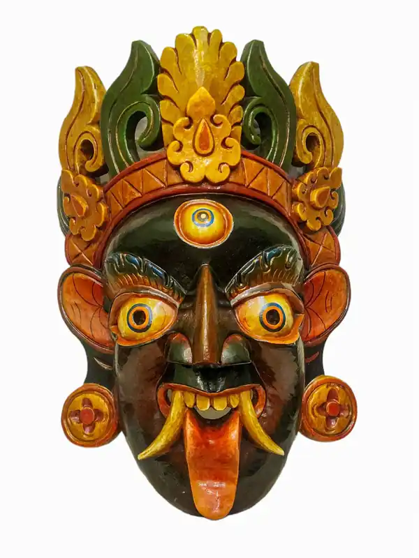 Masque en bois de Kali accroché au mur en bois de peuplier