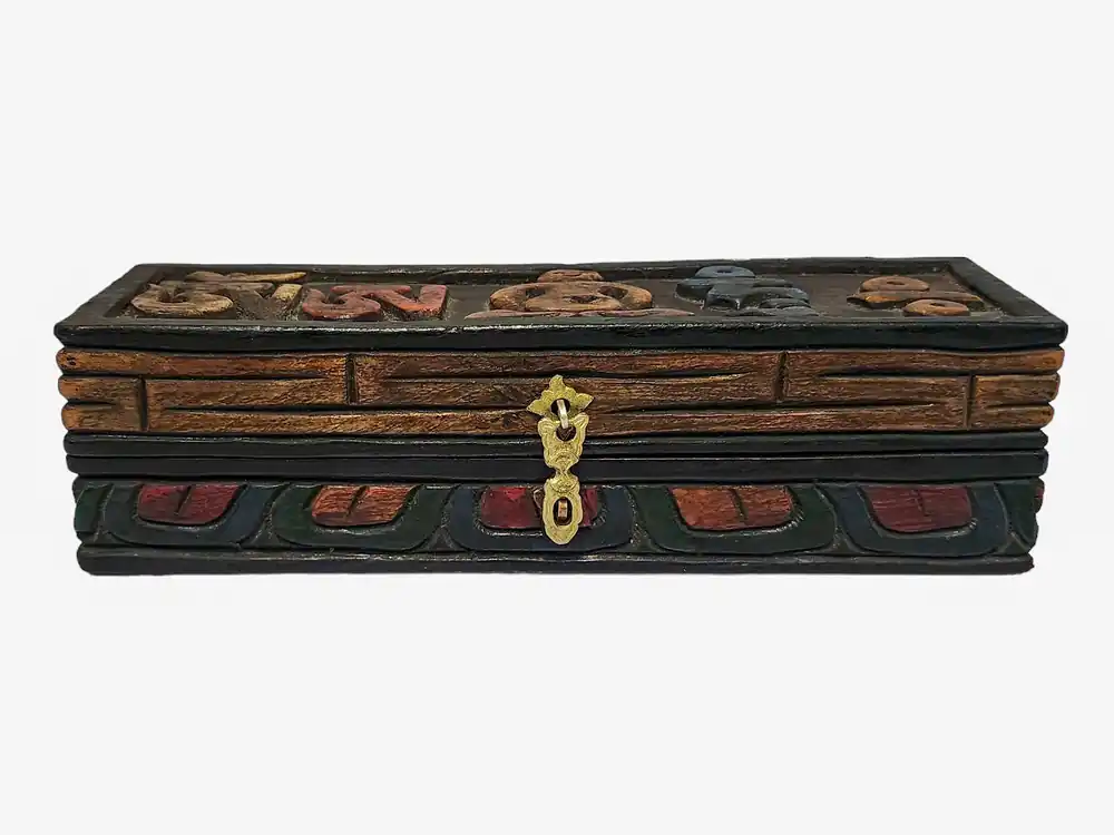 Coffre au trésor tibétain en bois orné d’une gravure d’OM Mani Padme Hum