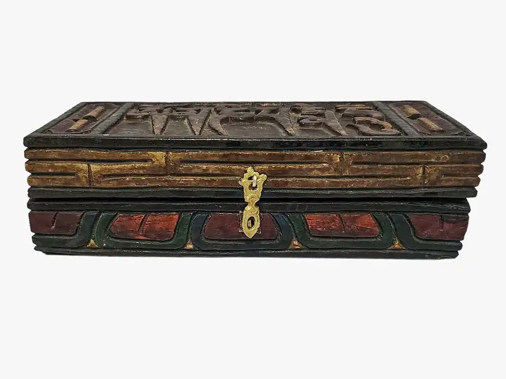 Coffre au trésor tibétain orné de OM Mani Padme Hum et de motifs de Phurba