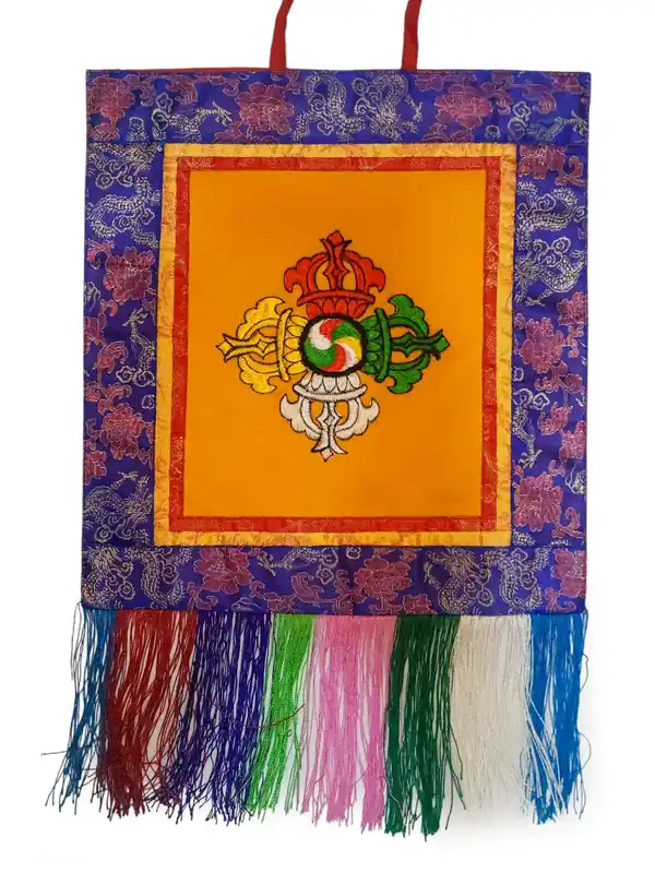 Tenture murale en brocart de Cochin avec symbole de dorje