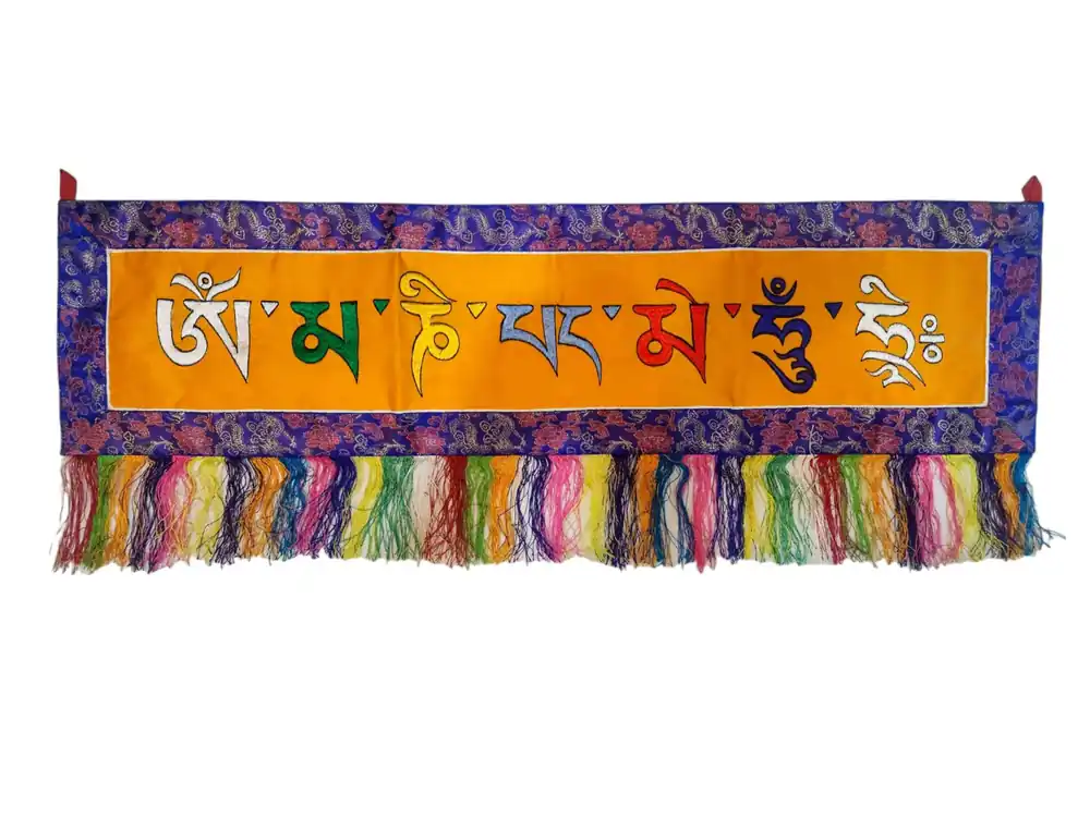 Tenture murale en brocart de Cochin – OM Mani Padme Hum