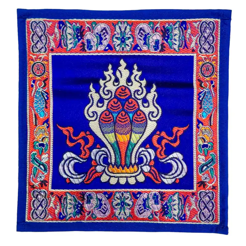 Nappe à thé en brocart de Cochin avec kalas brodés