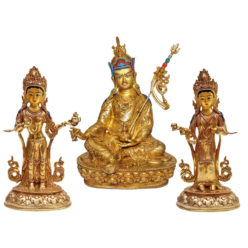 Statue en cuivre de Padmasambhava avec les consortes Mandarava et Yeshe Tsogyal