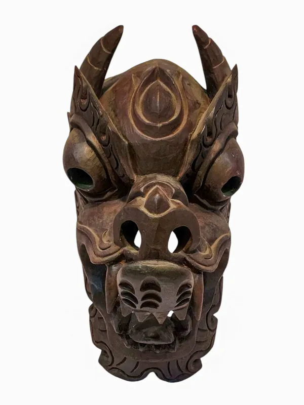 Masque de dragon suspendu au mur en bois de peuplier