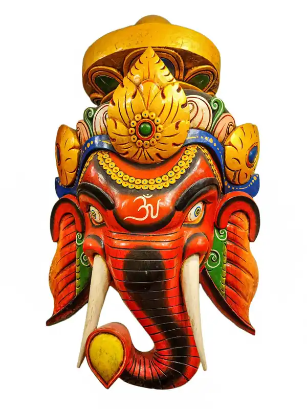 Masque en bois de Ganesh accroché au mur en peuplier