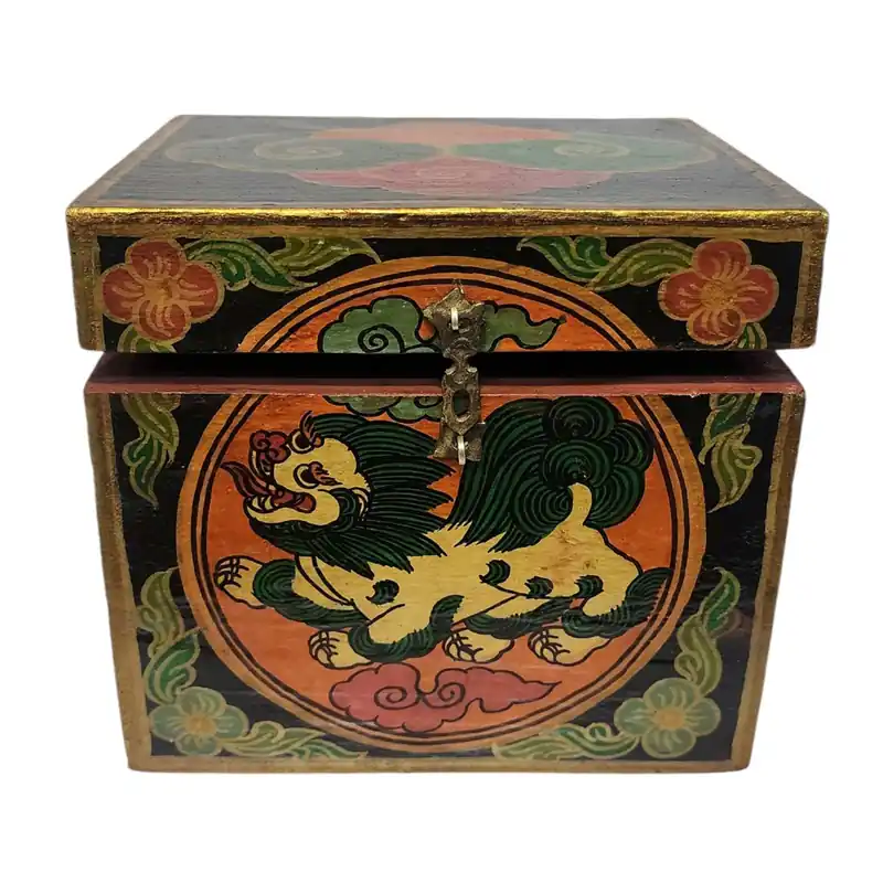 Coffre en bois avec un motif de lion tibétain