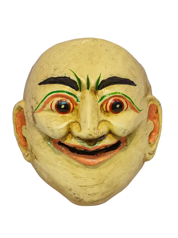 Masque en bois de joker accroché au mur en bois de peuplier