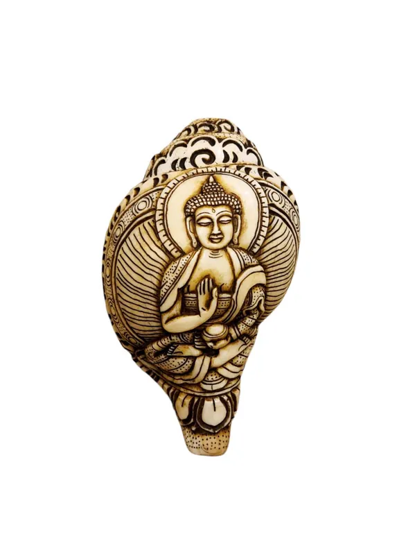 Sculpture en coquillage de conque du Bouddha Amoghasiddhi