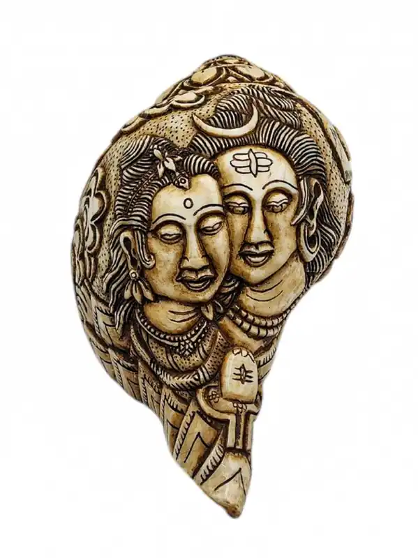 Coquille de conque avec figures de Shiva et Parvati