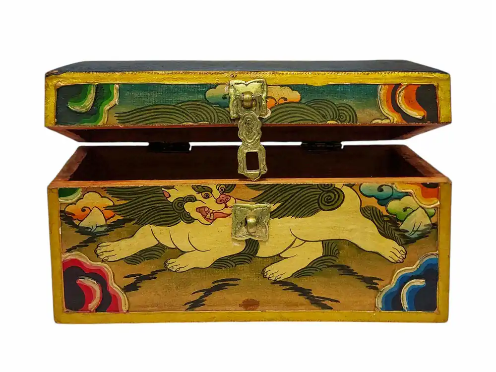 Coffre en bois avec un design majestueux de lion des neiges