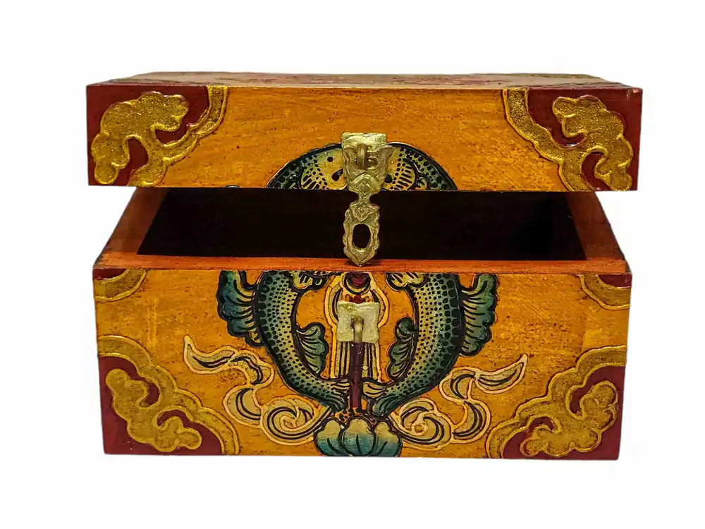 Coffre en bois avec motif de poisson provenant du Népal