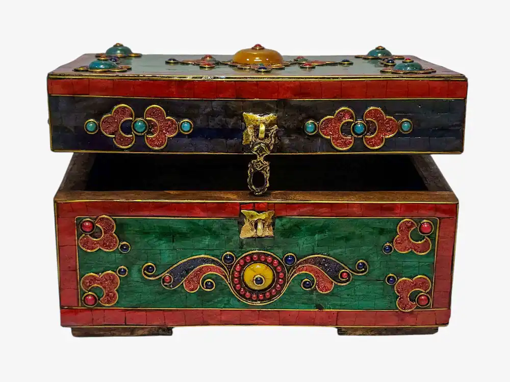 Boîte au trésor tibétaine décorée d’un motif de double dorje et d’incrustations de pierres