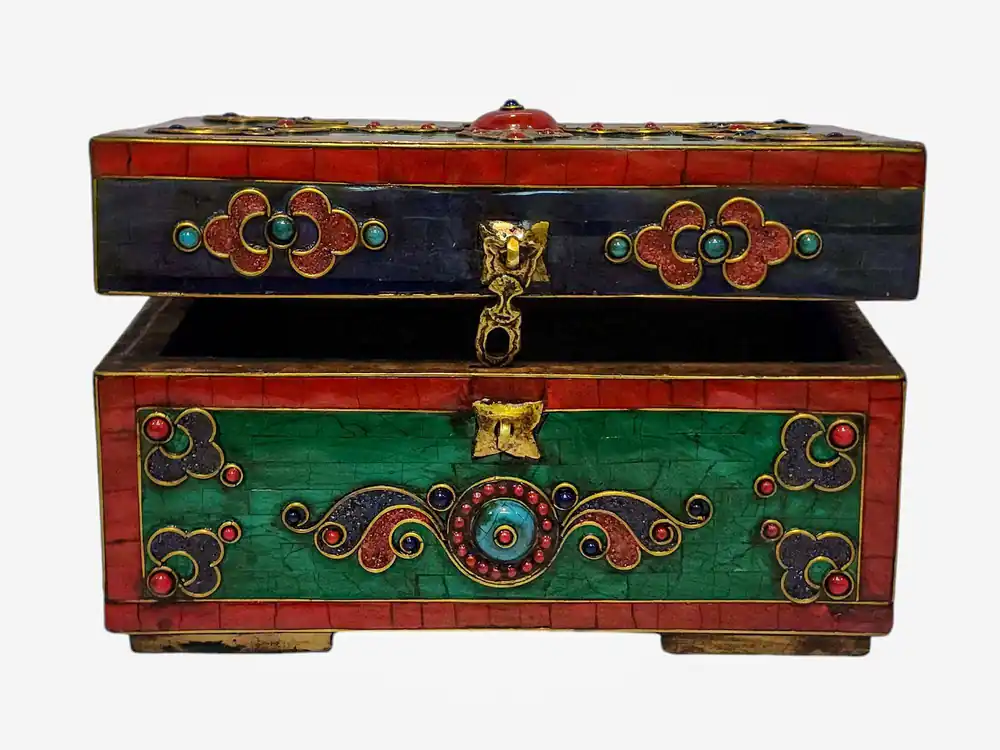 Boîte au trésor en bois tibétain ornée d’un motif de double dorje et d’incrustations de pierres