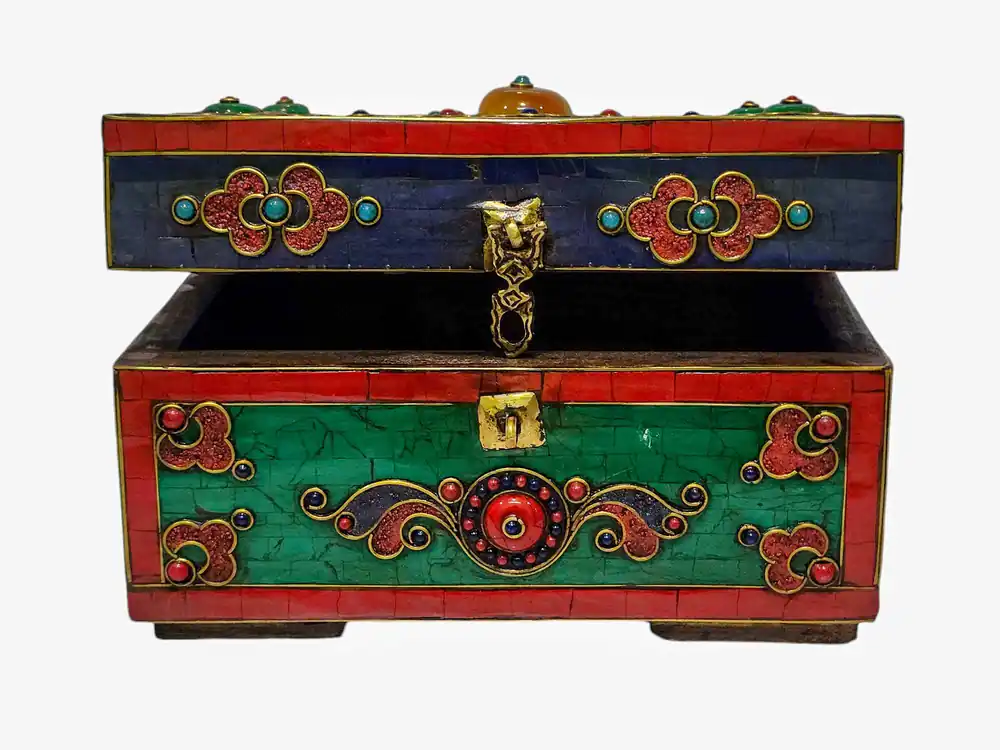 Coffre tibétain présentant un motif de double dorje et des incrustations de pierre