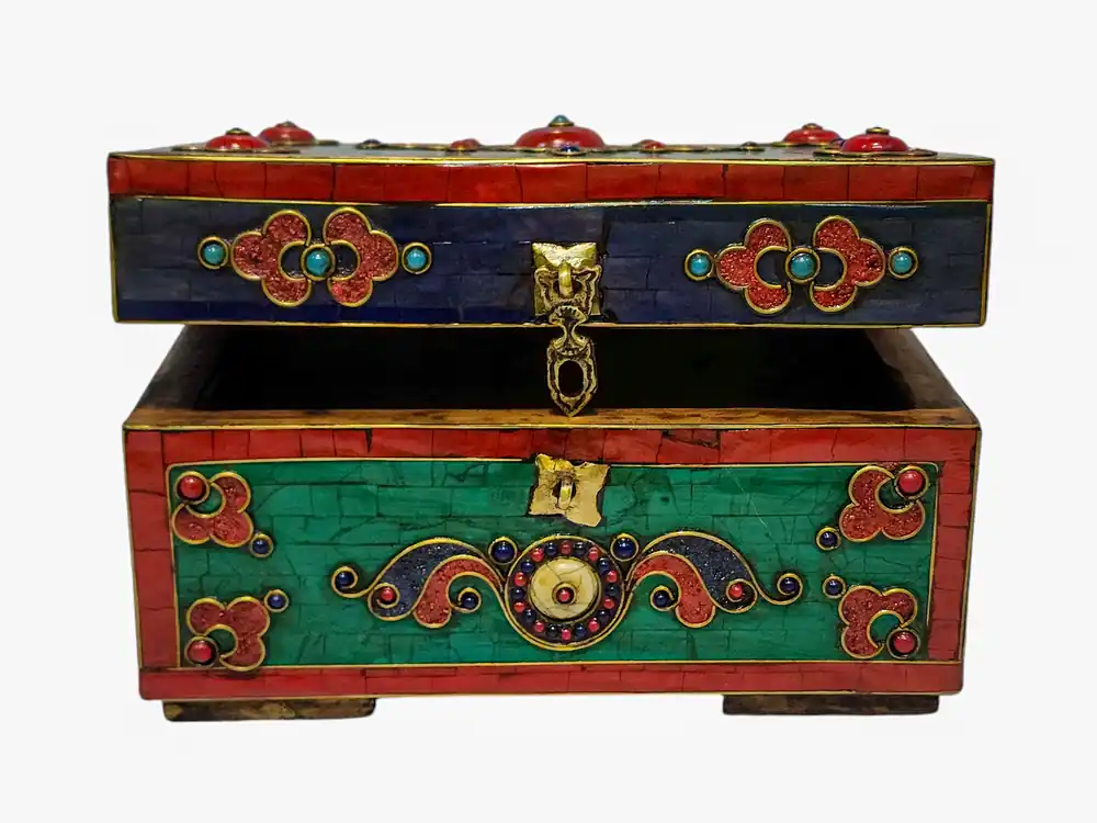 Coffre au trésor tibétain en bois orné du motif de double dorje et d’incrustations de pierres