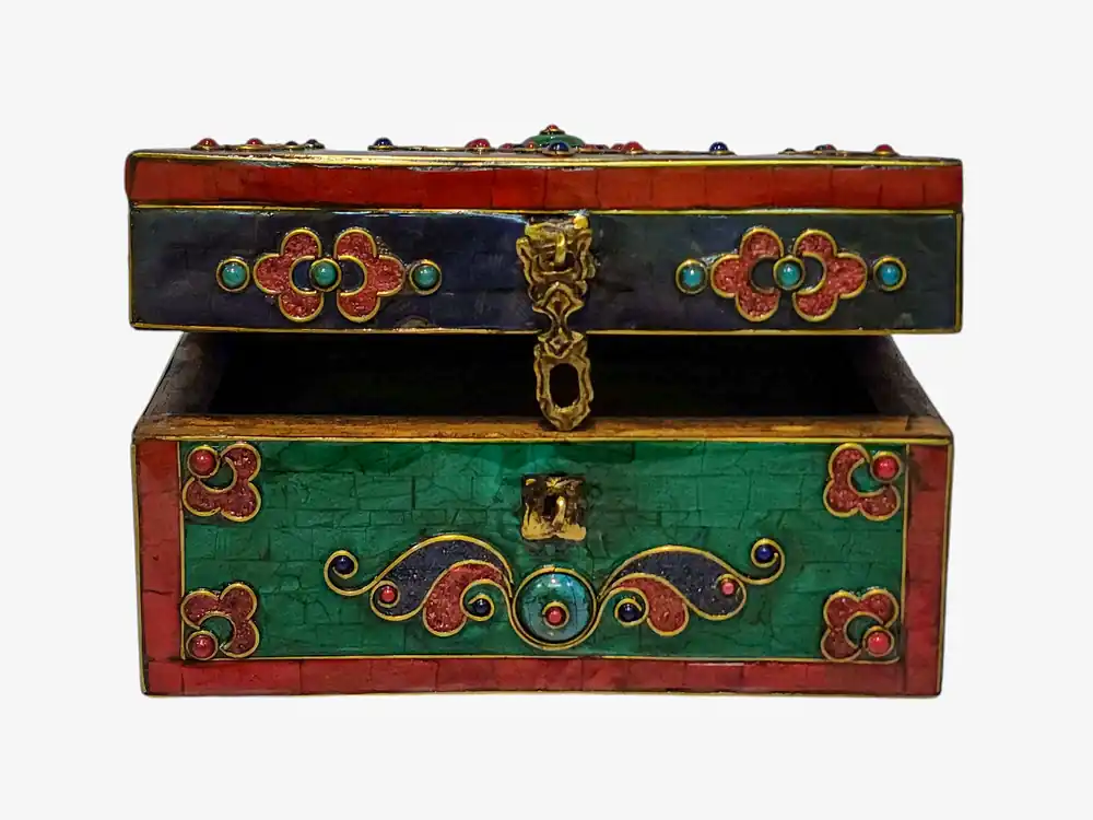 Boîte tibétaine avec motif de double dorje et incrustation de pierre, réalisée à partir de matériaux tibétains
