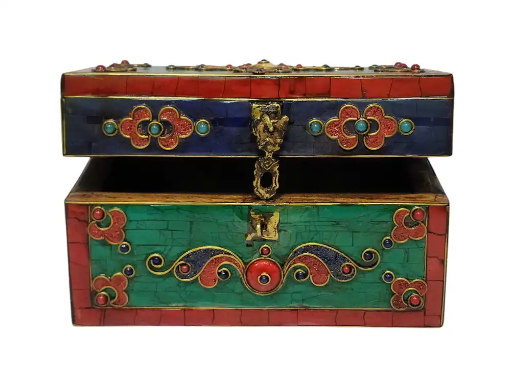 Boîte aux trésors tibétaine présentant un motif de double dorje avec incrustation de pierre