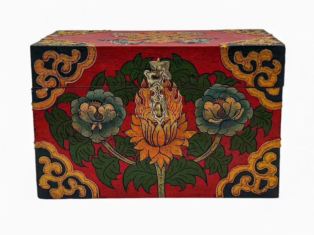 Coffre en bois tibétain avec des motifs floraux