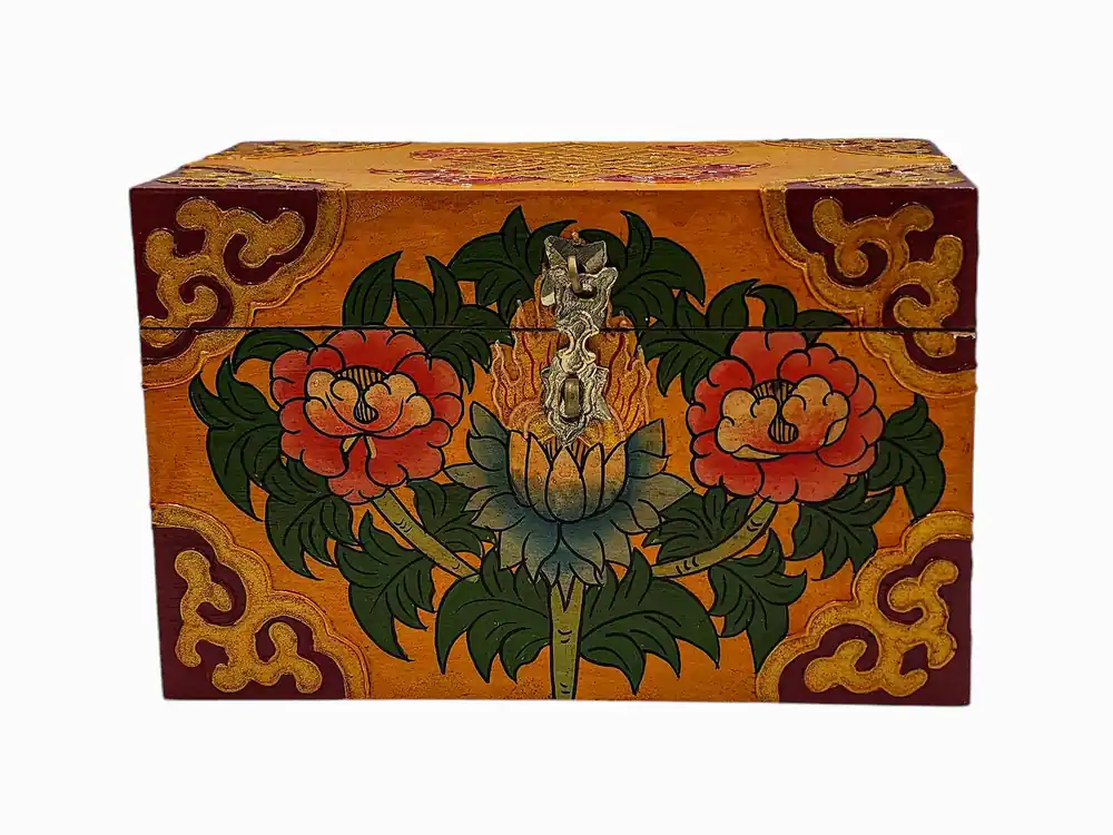 Coffre tibétain orné d’un motif floral en bois