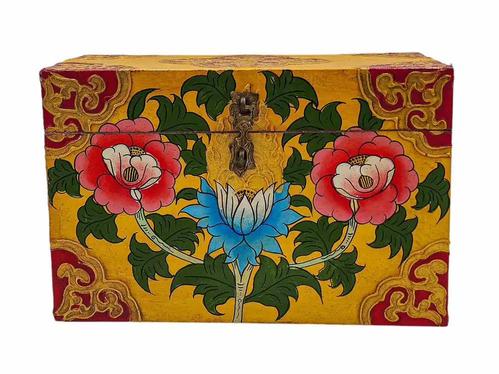 Coffre en bois tibétain présentant un motif décoratif floral