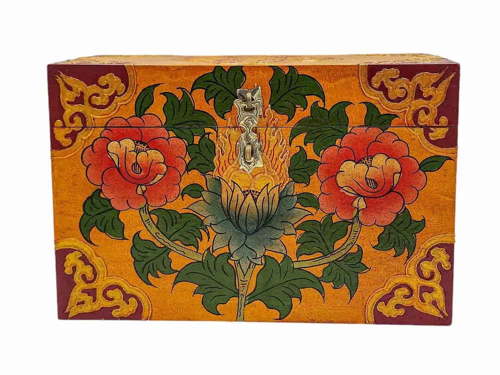 Coffre en bois tibétain orné de motifs floraux