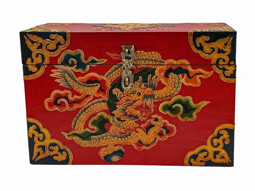 Boîte au trésor tibétaine présentant un design Cheppu et des couleurs vives