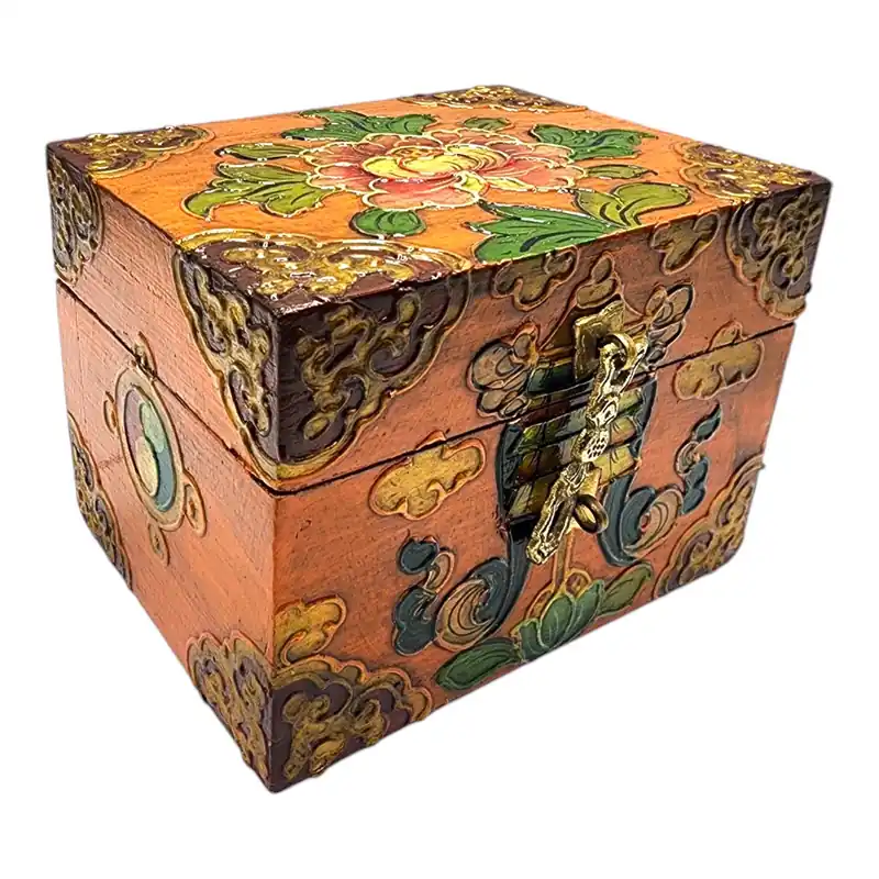 Coffre en bois tibétain présentant un style traditionnel
