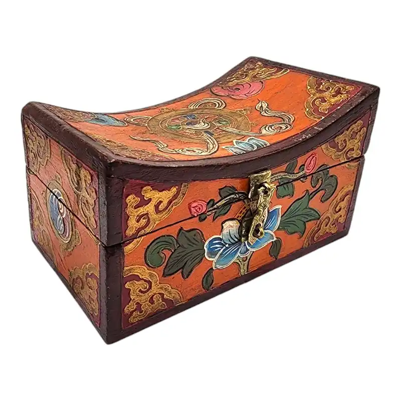 Coffre en bois tibétain orné de motifs classiques