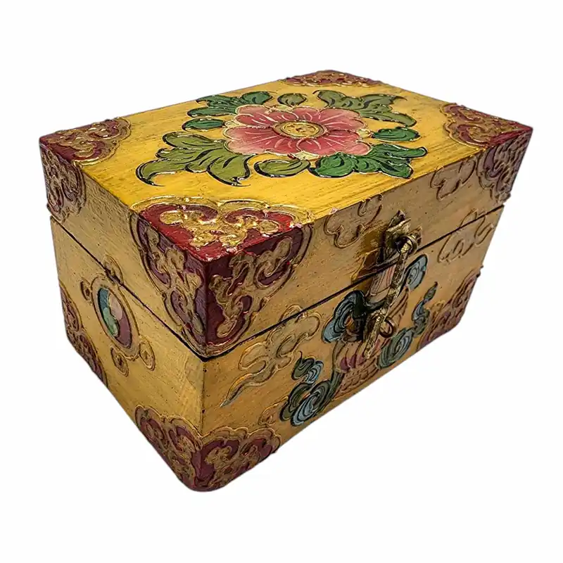 Coffre tibétain en bois orné de motifs traditionnels