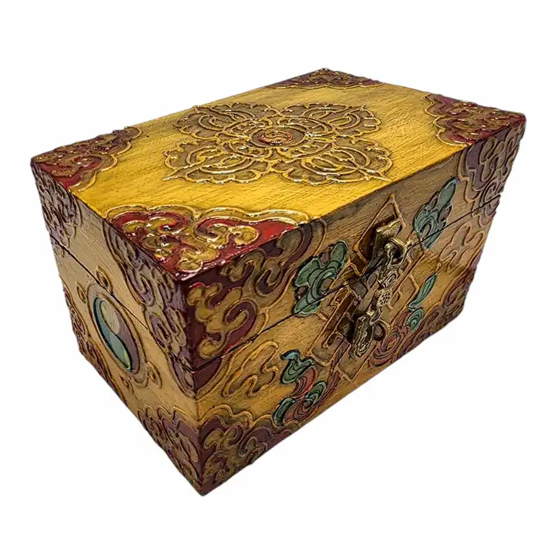 Coffre en bois tibétain orné présentant des motifs traditionnels