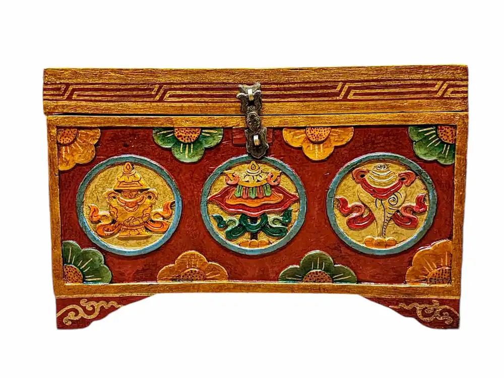 Coffre tibétain orné de motifs ashtamangala