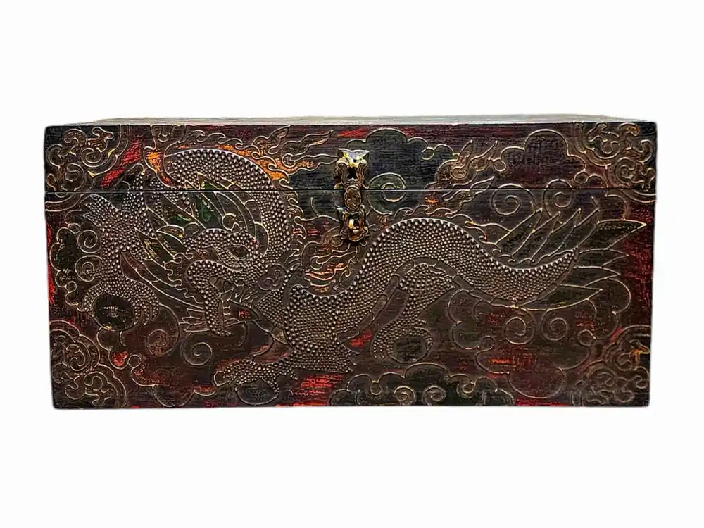Coffre en bois tibétain avec un motif de dragon vintage